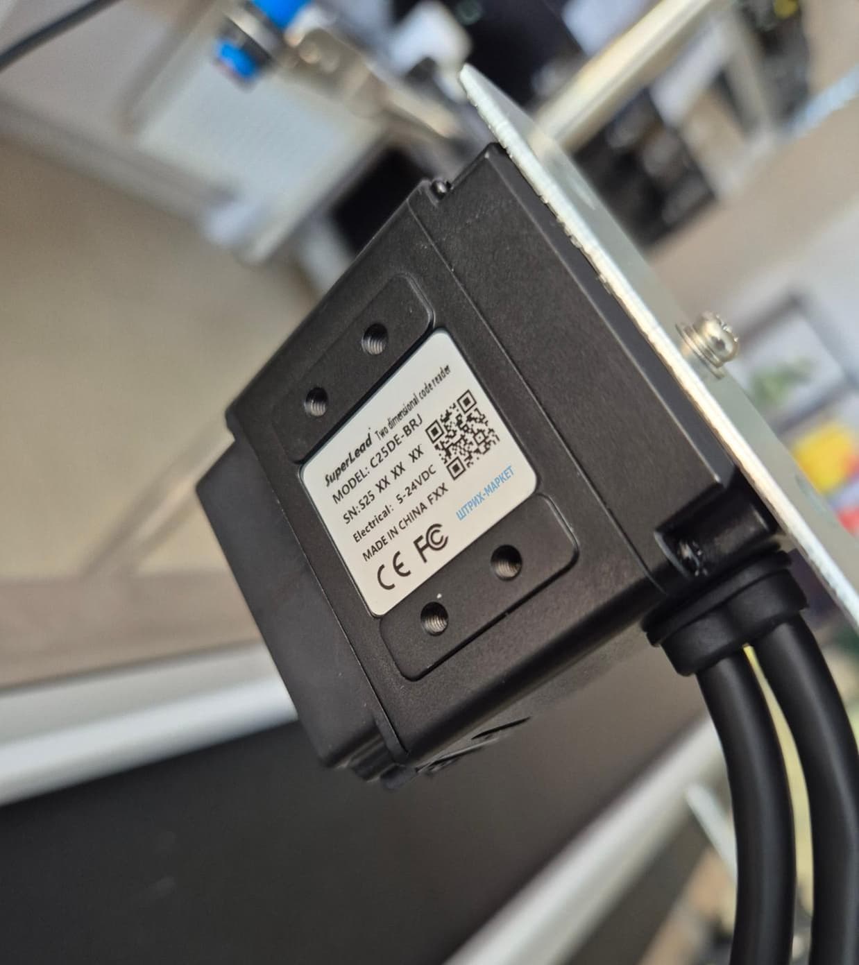 Промышленный сканер штрих-кода MERTECH C25DE-BRJ на ковейере